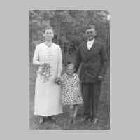 035-0051 Karl und Johanna Raese mit Tochter Irma im Jahre 1935.JPG